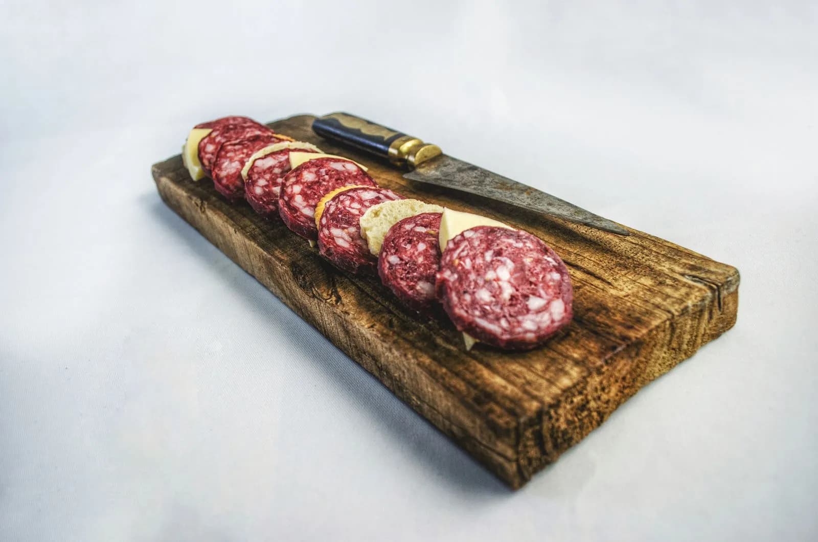 Chorizo ibérico o salchichón: cómo distinguirlos — Bellota y Vino