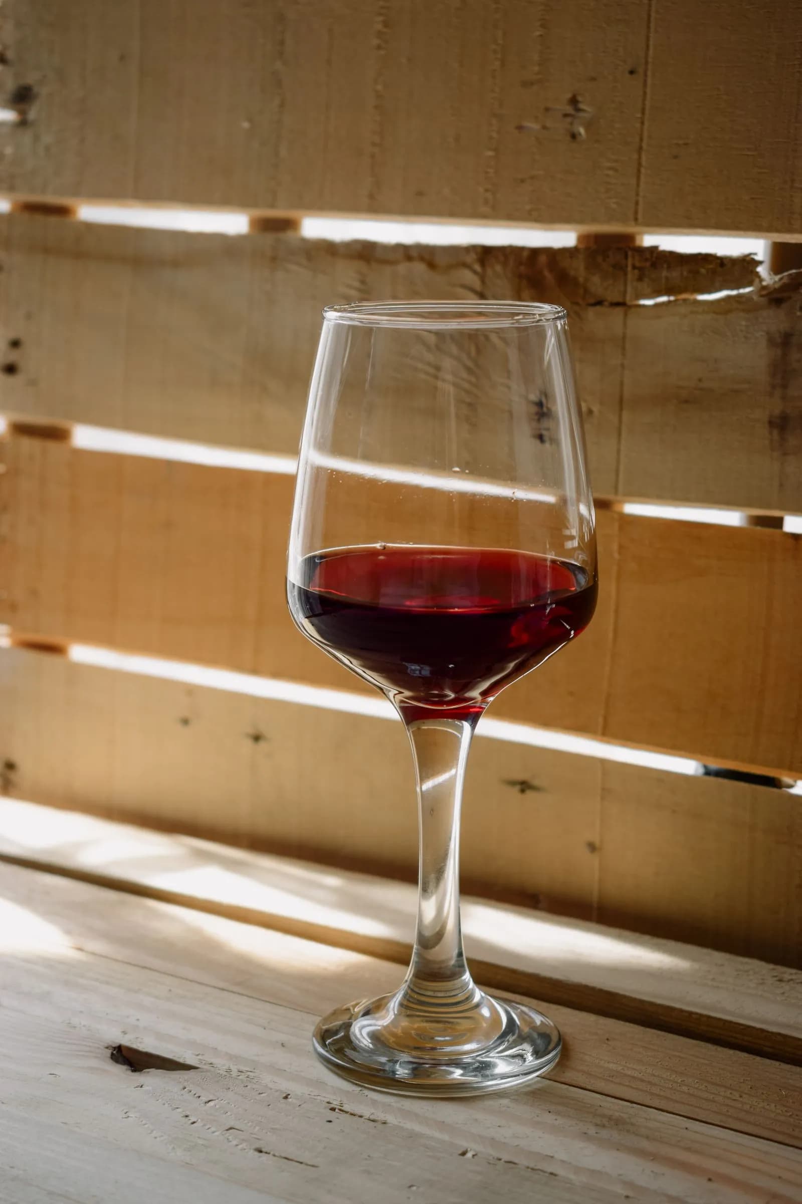 Siete errores al servir vino que arruinan la copa — Bellota y Vino
